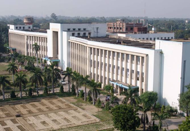 Palace-Like Main Building (Biggest Medical College Building in UP)
