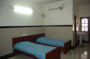 Boys & Girls Hostel (Wi-Fi, TV; Non-AC ₹70K; AC ₹1.2L/year + Mess ₹50K)