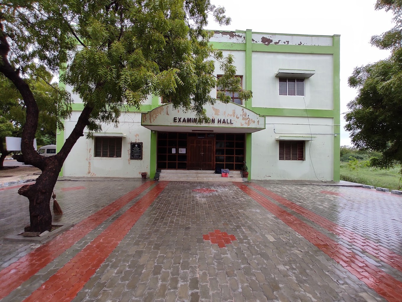 5 Lecture Halls (180+400 capacity)
