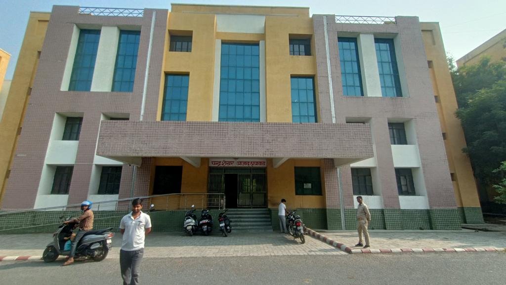 Hostels (Boys and Girls) with 24x7 Cafeterias